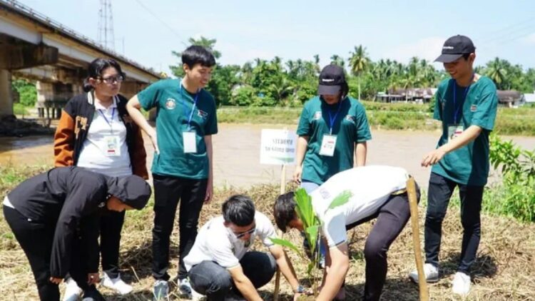 Puluhan Mahasiswa Asing Tanam 1.000 Pohon di Sungai Batanghari Dharmasraya 1 Mahasiswa asing dari beberapa negara bersama dosen Universitas Andalas menanam pohon aren di bantaran Sungai Batanghari Kabupaten Dharmasraya. (ANTARA/HO-Humas Unand).