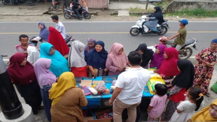 Stabilkan Harga Sembako, Pemkab Pasbar Gelar Pasar Pangan Murah 1 Pemerintah Kabupaten Pasaman Barat, Sumatera Barat melalui Dinas Ketahanan Pangan mengadakan gelar pangan murah dalam rangka stabilitas pasokan dan harga pangan di Kecamatan Pasaman, Senin. (Antara/Altas Maulana).