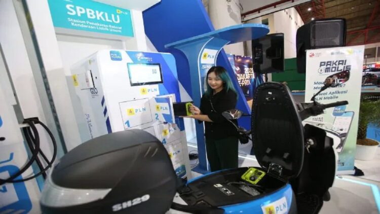 Dengan hadirnya Stasiun Penukaran Baterai Kendaraan Listrik Umum (SPBKLU) pengguna motor listrik semakin dimudahkan. (ANTARA/HO-PLN)