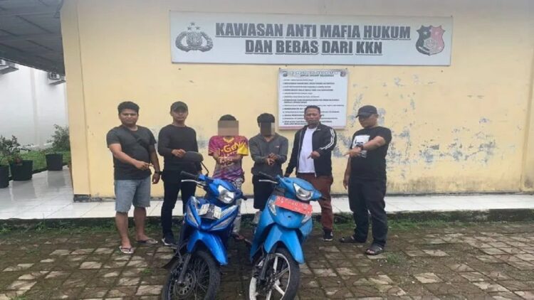 Satreskrim Polres Pasaman Barat menangkap pelaku pencuri kendaraan milik negara atau plat merah. (Antara/Altas Maulana).
