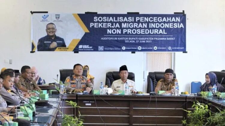 Pemkab dan Polres Pasaman Barat saat mensosialisasikan pencegahan Pekerja Migran Indonesia (PMI) agar masyarakat waspada terhadap agen pencari kerja migran yang ilegal. (Antara/Altas Maulana).