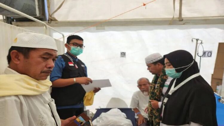 Punya Riwayat Sakit Asma, Seorang Jamaah Haji Pasbar Meninggal di Mekkah 1 Tim pembimbing dan ketua Kloter 3 Padang sedang mengurus jenazah jamaah haji yang meninggal dunia yang akan dikebumikan di Makkah, Kamis.