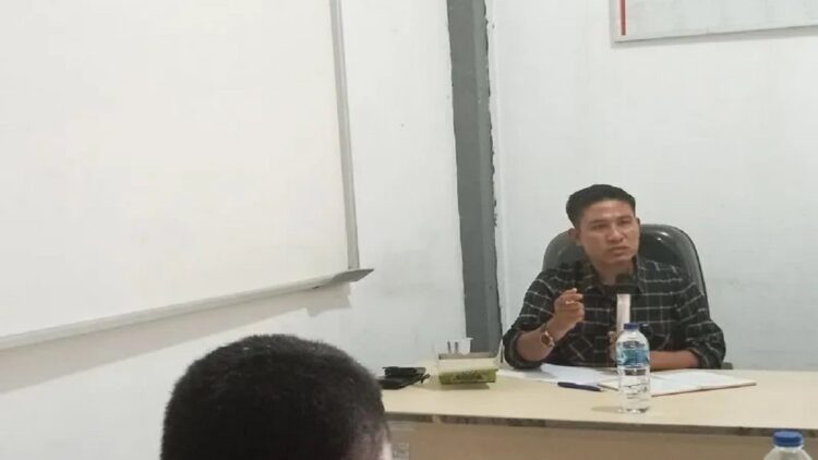 Koordinator Divisi Pengawasan, Hubungan Masyarakat dan Hubungan Lembaga Bawaslu Pasaman Barat Aditia Pratama saat menyampaikan hasil pengawasan terhadap tahapan Pemilu 2024. (Antara/Altas Maulana).