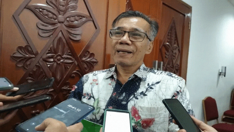 Wakil Rektor I Universitas Andalas (Unand) Sumatera Barat (Sumbar) Bidang Pendidikan dan Kemahasiswaan Prof Mansyurdin saat diwawancarai awak media massa di Padang. (ANTARA/Muhammad Zulfikar).