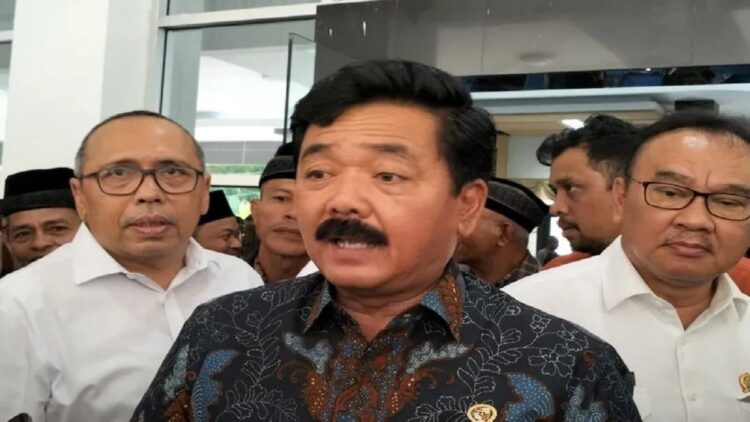 Menteri Agraria dan Tata Ruang/Kepala Badan Pertanahan Nasional (ATR/BPN) Marsekal TNI (Purn) Hadi Tjahjanto saat diwawancarai awak media massa di Padang, Selasa, (20/6/2023). ANTARA/Muhammad Zulfikar