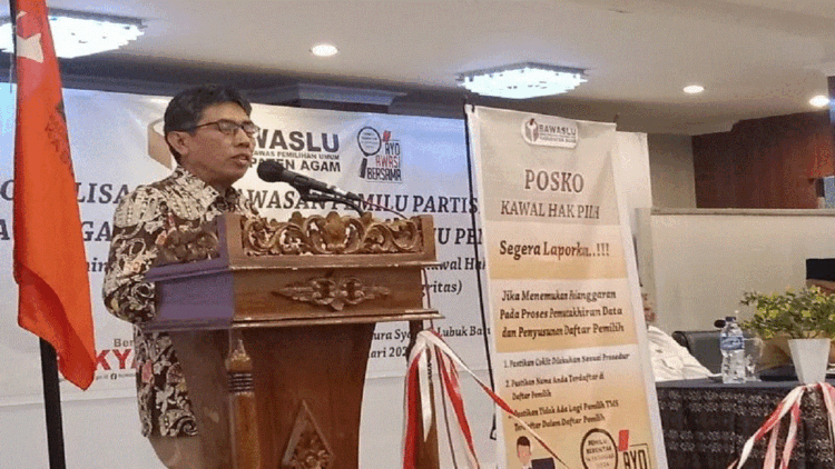 Antisipasi Pelanggaran saat Vermin, Bawaslu Agam Awasi Dokomen Bacaleg di Silon 1 Ketua Bawaslu Agam Elvys. Dok Antara/Yusrizal