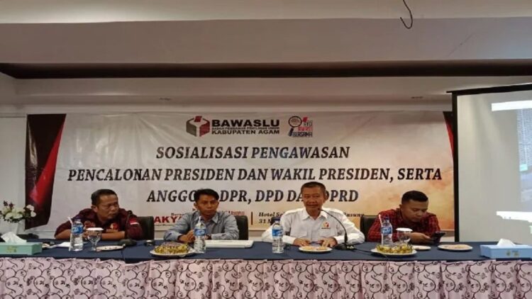 Kunjungi Kantor Parpol, Bawaslu Agam Sosialisasikan Tata Cara Pengajuan Sengketa Pemilu 1 Komisioner Bawaslu Agam sedang memimpin rapat koordinasi. Dok Antara/Yusrizal