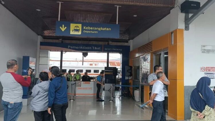 Naik Kereta Api di Sumbar Kini Boleh tak Pakai Masker 1 Masyarakat pengguna jasa kereta api diizinkan tidak menggunakan masker mulai 12 Juni 2023. (ANTARA/Miko Elfisha)