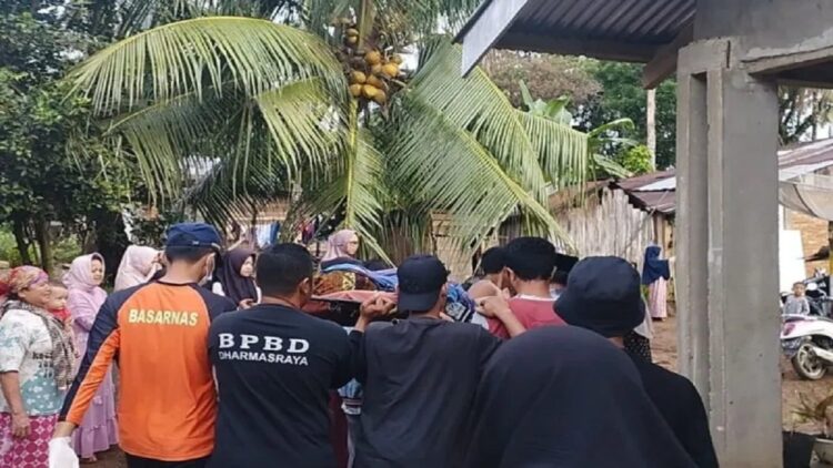 BPBD Dharmasraya bersama masyarakat mengevakuasi jasad pelajar yang hanyut Sungai Batang Mimpi Kabupaten Dharmasraya, Sumatera Barat, Kamis (8/6/2023). (Antara/HO-BPBD Dharmasraya).