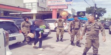 Modus Bawa Anak Kecil, Seorang Pengemis di Padang Diamankan Satpol PP 8 Modus Bawa Anak Kecil, Seorang Pengemis di Padang Diamankan Satpol PP