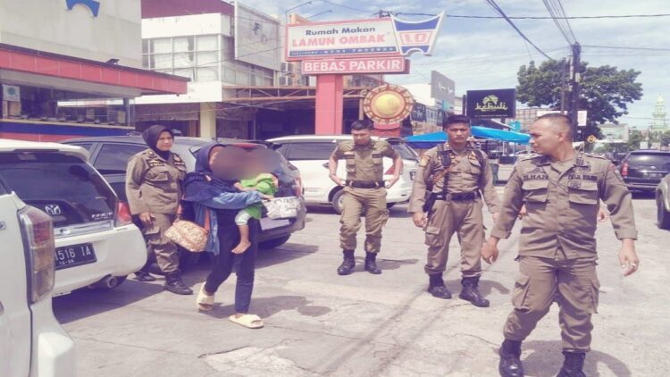 Pengemis perempuan yang membawa anak kecil ini diamankan Satpol PP Padang. (Foto: Dok. Satpol PP Padang)