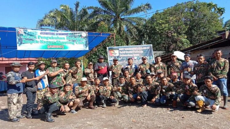 Ketua Umum Perbakin Agam AKBP Ferry Ferdian sedang foto bersama dengan peserta, Minggu (11/6). Dok Antara/Yusrizal