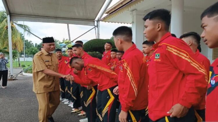 Tampil di Kejurnas, Skuad PPLP Sumbar Diperkuat Dua Jebolan Timnas U-16 1 Gubernur Sumbar, Mahyeldi melepas tim PPLP ke Kejurnas di Pekanbaru. (ANTARA/Miko Elfisha)