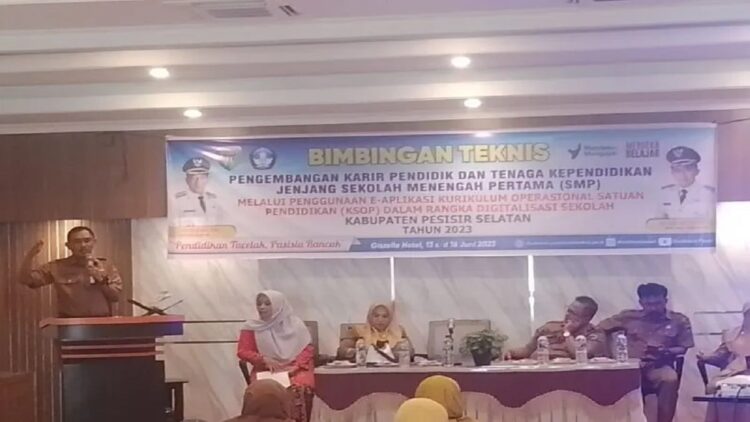 Pemkab Pessel Siapkan Digitalisasi Pendidikan Cetak SDM Berkualitas 1 Kepala Dinas Pendidikan memberikan sambutan pada pembukaan Bimtek. (Foto: ANTARA)