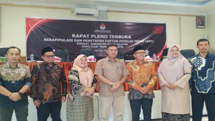 Komisioner KPU Sumbar Jons Manedi foto bersama dengan Ketua Bawaslu Solok Selatan M Ansyar dan ketua KPU Kabupaten Solok Selatan Ade Kurnia Zelli didampingi Komisioner usai penetapan Daftar Pemilih Tetap (DPT) hasil pleno, di Padang Aro, Selasa. Antara/Erik