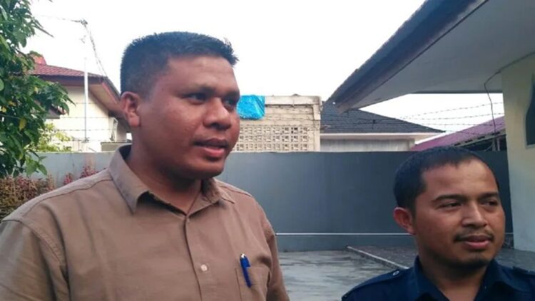 Komisioner KPU Sumbar Jons Manedi diwawancara awak media saat menghadiri rapat pleno penetapan DPT Solok Selatan, Selasa. Antara/Erik