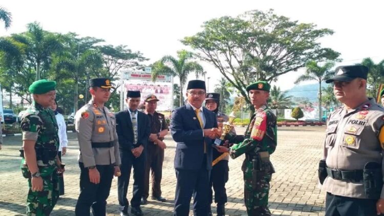 Bupati Solok Selatan Khairunas didampingi Wakil Bupati Yulian Efi beserta Kapolres Solok Selatan AKBP Arief Mukti dan Dandim 0309 Solok Letkol Inf Aji Satrio menyerahkan piala terhadap Siskambling terbaik di Kabupaten itu usai upacara apel Sat kambling, di Padang Aro, Rabu. Antara/Erik