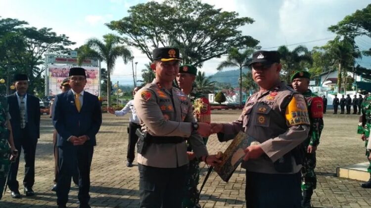 Kapolres Solok Selatan AKBP Arief Mukti menyerahkan sertifikat Sat kambling terbaik kepada Bhabinkamtibmas usai upacara apel Sat kambling di halaman kantor Bupati setempat, di Padang Aro, Rabu. Antara/Erik