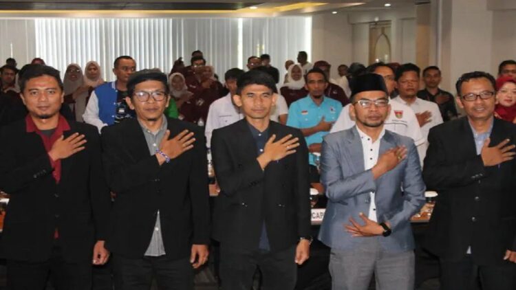 Komisioner KPU Kota Bukittinggi saat menetapkan Daftar Pemilih Tetap (DPT) Pemilu 2024 yang berjumlah 95.068 (Antara/Al Fatah)