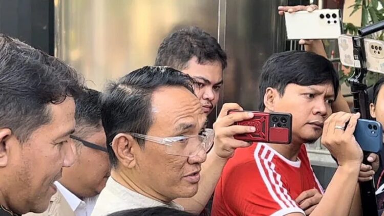 Ketua Bappilu Partai Demokrat Andi Arief (baju putih) tiba di Gedung Merah Putih KPK, Jakarta, Senin (19/6/2023). (ANTARA/Putu Indah Savitri)