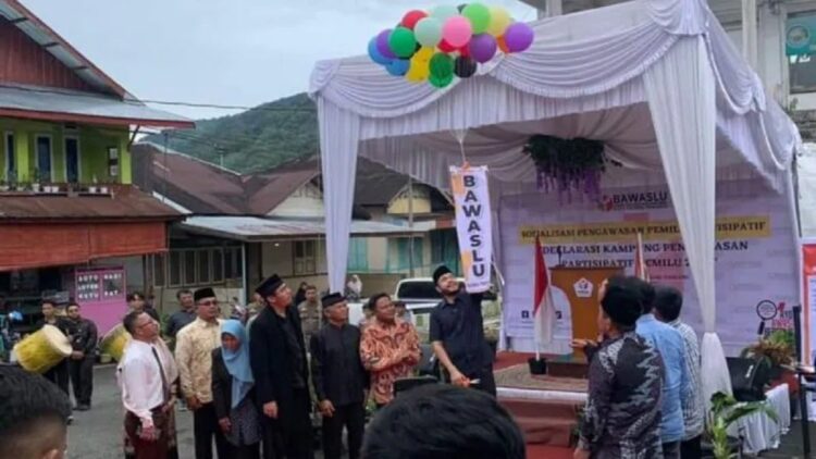 Kelurahan Pasar Usang jadi Kampung Pengawasan Partisipatif Pemilu 2024 di Padangpanjang 1 Walikota Fadly Amran, bersama stakeholder dukung penuh pencanangan kelurahan Pasar Usang sebagai Kampung pengawasan partisipatif pemilu 2024. (Foto: ANTARA)