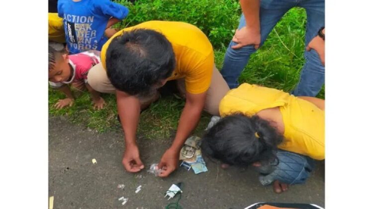 Bawa Sabu, Seorang Warga Agam Diciduk Polisi 1 Anggota Satres Narkoba Polres Agam sedang mengamankan barang bukti. (Antara/HO-Dok Humas Polres Agam)