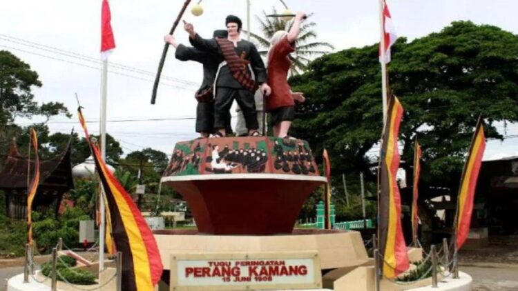 Nagari Kamang Tangah Anam Suku Gelar Berbagai Kegiatan Peringati Perang Kamang 1 Tugu perang Kamang di Nagari Kamang Tangah Anam Suku, Kecamatan Kamang Magek, Kabupaten Agam. Dok Kominfo Agam