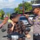 Kanit Turjawali Satlantas Polresta Padang, Iptu Rudi Chandra (kanan) menegur salah seorang pemotor yang tak menggunakan helm. (Dok. Satlantas)