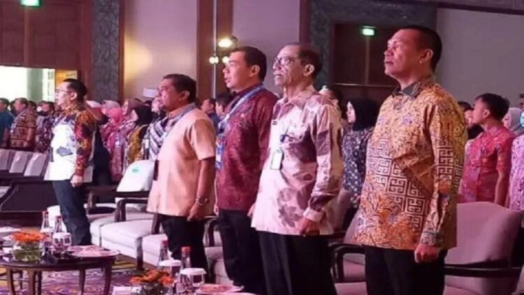 Tingkatkan Kesejahteraan Masyarakat, Pemko Pariaman Komitmen Terapkan Konsep Kota Pintar 1 Wali Kota Pariaman, Sumbar Genius Umar (kanan) menghadiri Forum Smart City 2023 di Surabaya, Senin (12/6).