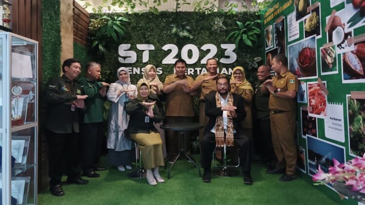 Leonardy Ajak Semua Pihak Sukseskan Sensus Pertanian 2023 1 Anggota DPD RI, Leonardy Harmaini siap sukseskan Sensus Pertanian 2023. (dok. istimewa)