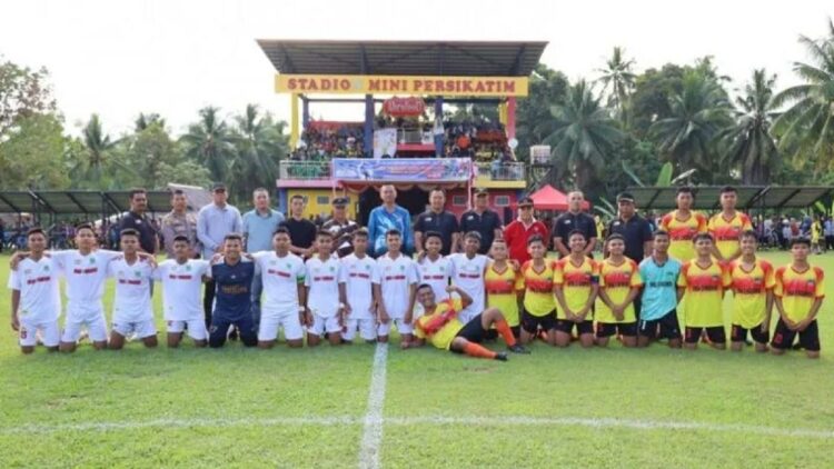 Wako Pariaman, Sumbar Genius Umar (tengah) berfoto bersama saat membuka Liga Pelajar 2023 Lapangan sepakbola Sikapak Timur, Kecamatan Pariaman Utara Kota Pariaman, Sabtu (10/6). ANTARA/HO-Diskominfo Pariaman