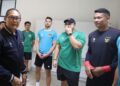Manajer Timnas menemui para pemain yang sudah hadir di pemusatan latihan jelas FIFA Matchday. (Dok. PSSI)