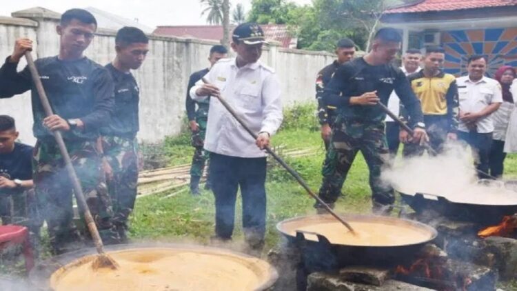 Wali Kota Pariaman, Sumbar Genius Umar (tengah) bersama peserta Latsitardanus ke-43 sedang mengaduk rendang yang sedang dimasak. ANTARA/HO-Diskominfo Pariaman