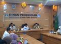 Sumatera Barat Buka PPDB SMA/SMK 2023 Mulai 12 Juni 7 Kepala Dinas Pendidikan Sumbar, Barlius didampingi Sekretaris Disdik, Suryanto dan Kabid SMA, Mahyan memberikan keterangan PPDB SMA/SMK tahun ajaran 2023/2024. (ANTARA/Dok Dinas Pendidikan Sumbar)