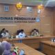 Kepala Dinas Pendidikan Sumbar, Barlius didampingi Sekretaris Disdik, Suryanto dan Kabid SMA, Mahyan memberikan keterangan PPDB SMA/SMK tahun ajaran 2023/2024. (ANTARA/Dok Dinas Pendidikan Sumbar)
