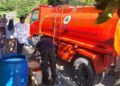 Pemkot Padang Salurkan Air Bersih ke Wilayah yang Alami Kekeringan 3 BPBD Padang menyalurkan air bersih ke kawasan yang mengalami kekeringan di Kota Padang pada Jumat (16/6) (Dok. BPBD Padang)