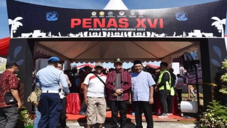 Wako Pariaman, Sumbar Genius Umar (tengah) berfoto bersama saat menghadiri Penas Tani di Padang, Sabtu (10/6). Antara/HO- Diskominfo Pariaman