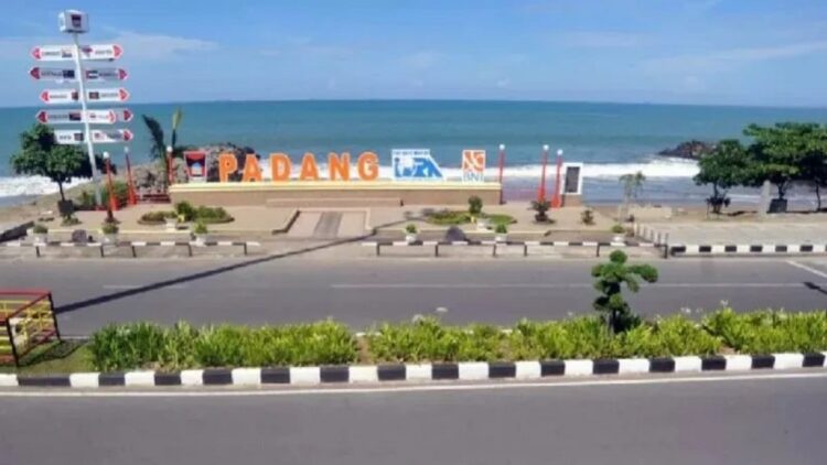Pemko Padang Targetkan 5,7 Juta Kunjungan Wisatawan pada 2025 1 Warga bersepeda di jalan objek wisata Pantai Padang, Sumatera Barat, Sabtu (2/1/2021). ANTARA FOTO/Iggoy el Fitra/wsj.