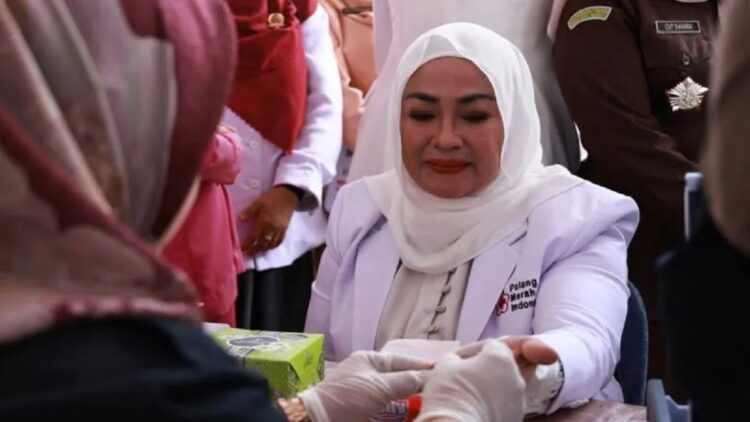 Ketua Palang Merah Indonesia Kabupaten Tanah Datar, Sumbar, Lise Eka  Putra melakukan pemeriksaan jelang aksi donor darah di Batusangkar, Jumat (23/6/2023).  (FOTO ANTARA/Etri Saputra)
