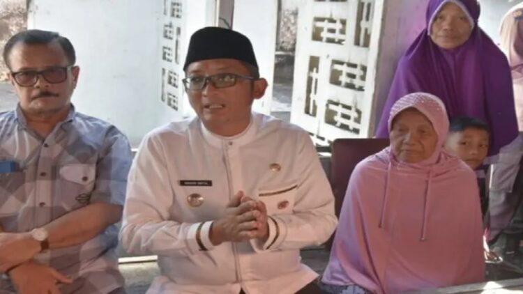 Dapat Picu Kebakaran, Pemko Padang Ingatkan Warga Waspada Cuaca Panas 1 Wali Kota Padang Hendri Septa menyerahkan bantuan kepada korban kebakaran di kawasan Lubuk Begalung Kota Padang. (ANTARA/HO Diskominfo Padang)