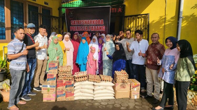 Tim Rajawali Satres Narkoba Polresta Padang berbagi dengan panti asuhan. (Dok. istimewa)