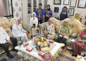 Wali Kota Padang Hendri Septa menerima perwakilan tim verifikasi Kemen PPA. (dok. Diskominfotik Padang)