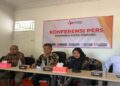 Ketua Bawaslu Padang, Sumatera Barat Dorri Putra bersama Komisioner Bawaslu Padang gelar jumpa pers (ANTARA/Mario Sofia Nasution)