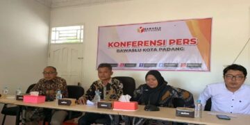 Saat Coklit Data Pemilih, Bawaslu Padang Temukan Cacat Prosedur Dilakukan Pantarlih 7 Ketua Bawaslu Padang, Sumatera Barat Dorri Putra bersama Komisioner Bawaslu Padang gelar jumpa pers (ANTARA/Mario Sofia Nasution)