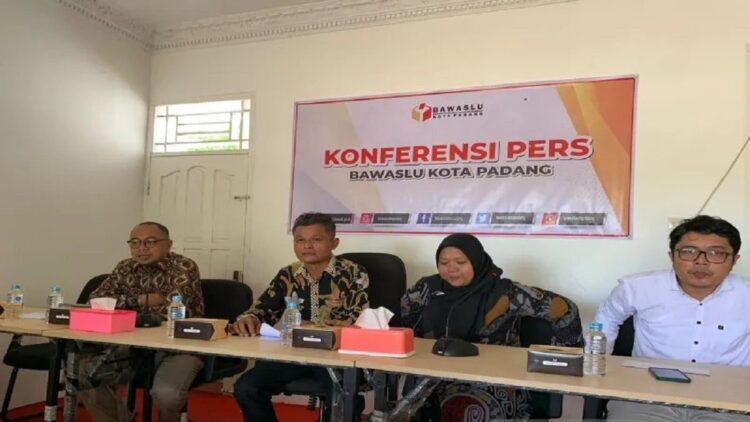 Saat Coklit Data Pemilih, Bawaslu Padang Temukan Cacat Prosedur Dilakukan Pantarlih 1 Ketua Bawaslu Padang, Sumatera Barat Dorri Putra bersama Komisioner Bawaslu Padang gelar jumpa pers (ANTARA/Mario Sofia Nasution)