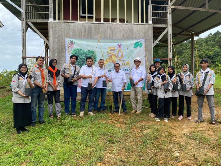 HKTI Sumbar Ikuti Penanaman Bambu Serentak Nasional Peringati HUT ke-50 1 HKTI Sumbar bersama Pemuda Tani HKTI dan Ikatan Mahasiswa Pencinta Alam (IMPALA) Fakultas Tekologi Pertanian Unand menanam bambu serentak memeriahkan 50 tahun HKTI. (Foto: Dok. Istimewa)