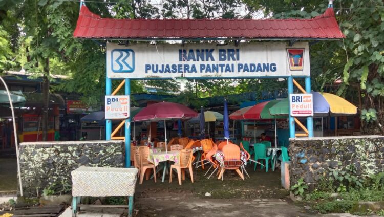Dinilai Memprihatinkan, Pusat Kuliner Pujasera Pantai Padang bakal Ditata Ulang 1 Salah satu pintu masuk Komplek kuliner Pujasera Pantai Padang. (Foto: Dok. Radarsumbar.com)