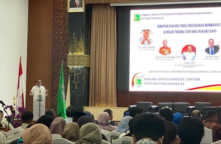 71 Dosen Unand Dilepas jadi Staf Ahli Nagari 1 Direktur NDC Dr Feri Arlius memberikan sambutan saat acara bertema Seminar Nagari/Desa/Kelurahan Membangun dan Serah Terima Staf Ahli Nagari (SAN) yang dikerjasamakan LPPM Unand bersama Nagari Development Center (NDC) Unand, Selasa (30/6). (Foto. Dok. Istimewa)