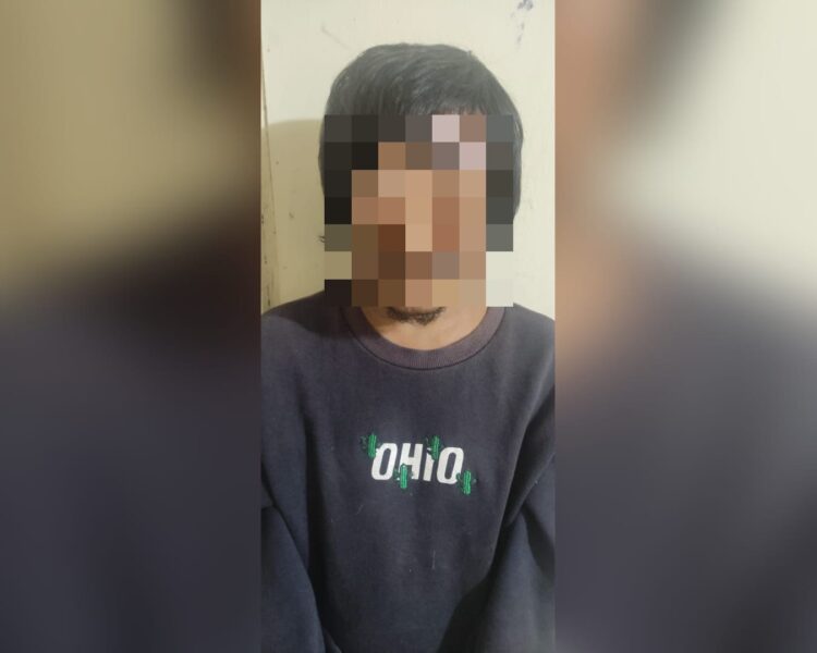 Pria Paruh Baya asal Payakumbuh Curi Ponsel yang Tertinggal di Kantong Motor 1 Pelaku pencurian ponsel di sebuah warung soto ditangkap usai terekam kamera CCTV. (Foto: Dok. Polres Payakumbuh)