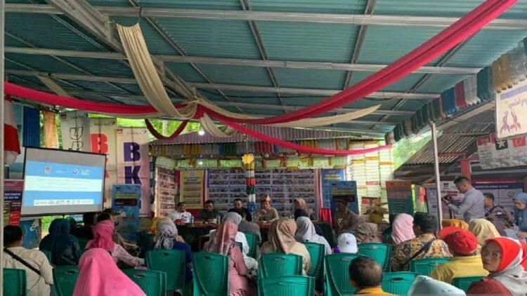 Deputi Bidang Pengendalian Penduduk BKKBN Bonivasius Prasetya saat mengunjungi Kampung KB Bukit Karan di Padang, Sabtu. (ANTARA/Mario Sofia Nasution)